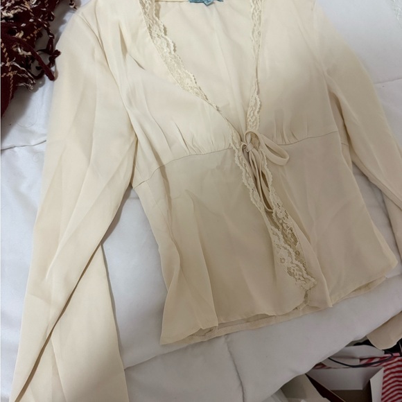 Showpo US 2 long sleeve lace blouse for going out, coquette style.AU size 6=US 2 - Picture 4 of 4